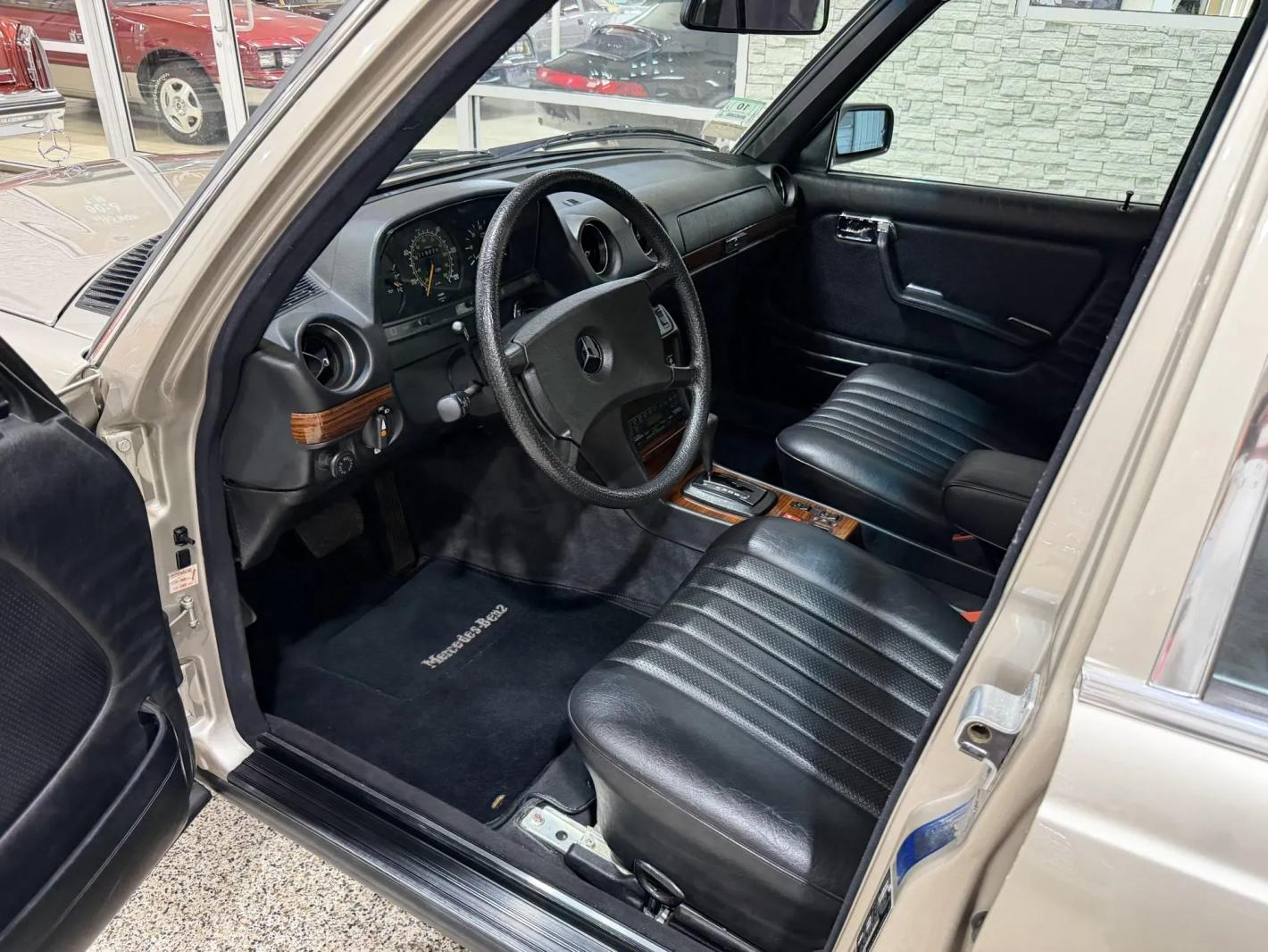 Откриха знаменития Mercedes W123 в ново състояние Снимки