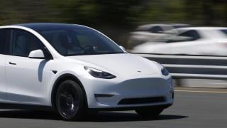 Собственик на Tesla показа колко непредсказуемо и опасно се държи автопилотът