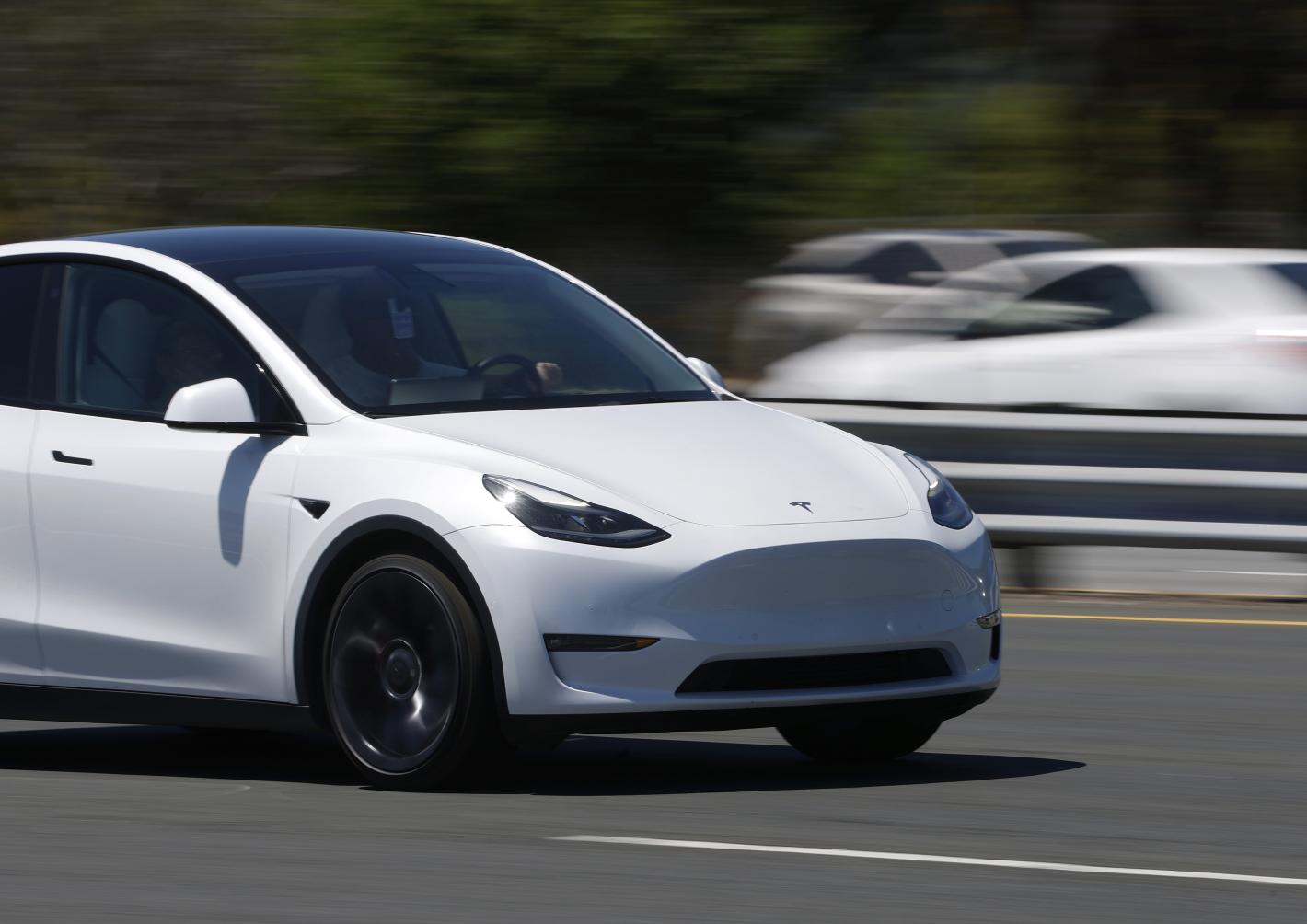 Собственик на Tesla показа колко непредсказуемо и опасно се държи автопилотът