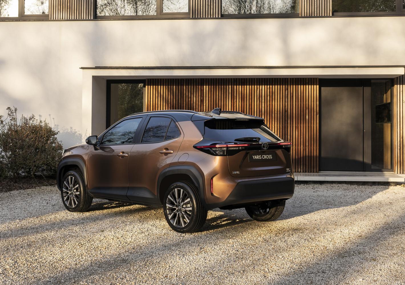 Toyota показа достъпен кросоувър за Европа с малък разход Снимки