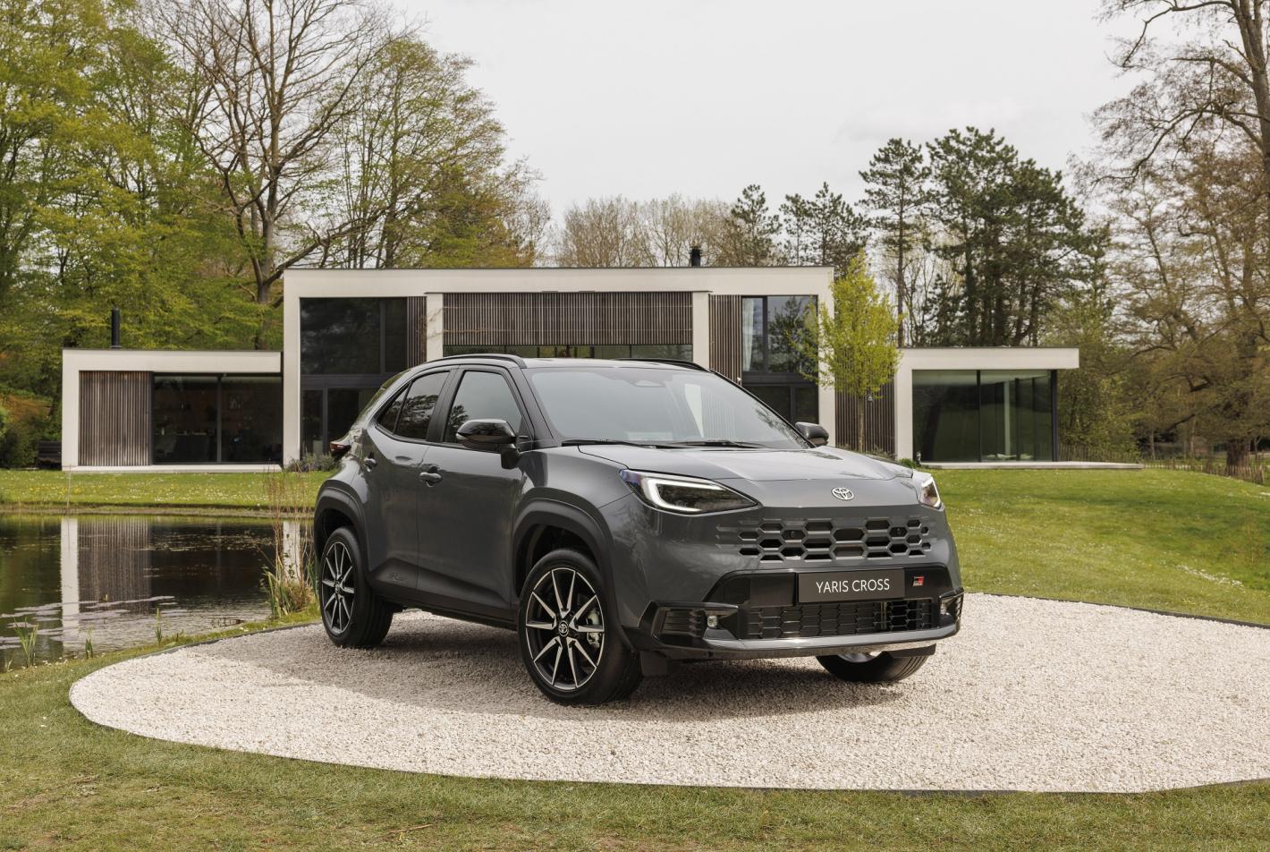 Toyota показа достъпен кросоувър за Европа с малък разход Снимки