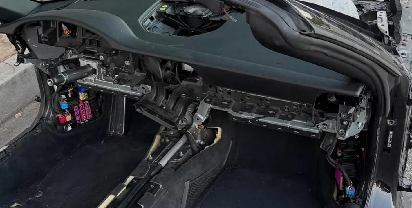 Крадци свалиха всяка ценна част от Porsche 911 с изключение на празното шаси