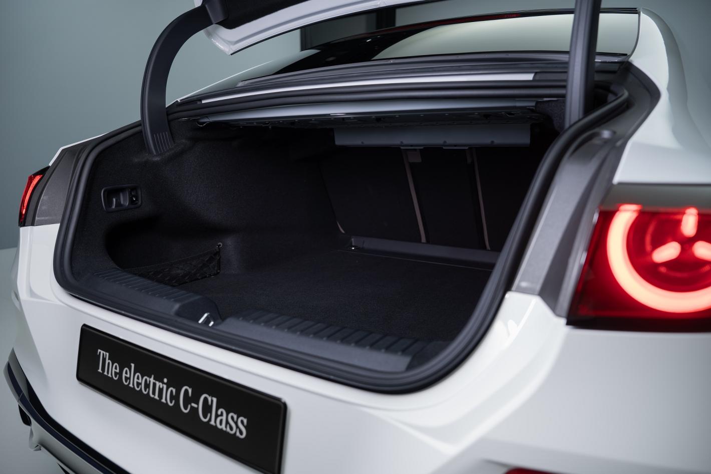 Радикални промени: Представиха новия Mercedes C-Class Снимки