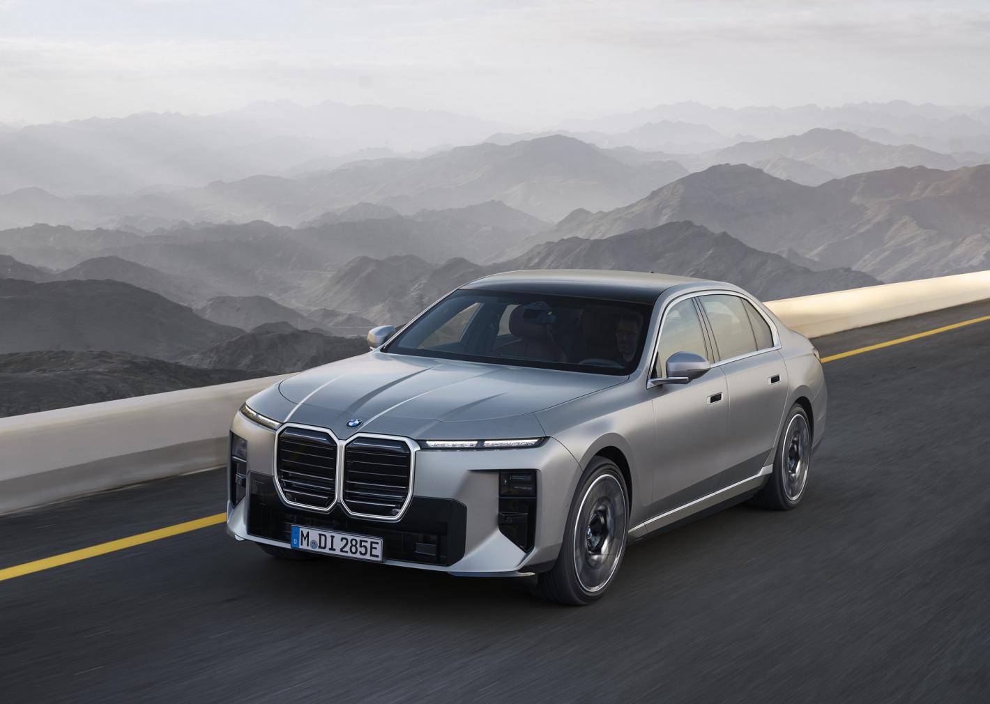 BMW представи новия BMW 7 Series: Седанът получава гигантски "ноздри"