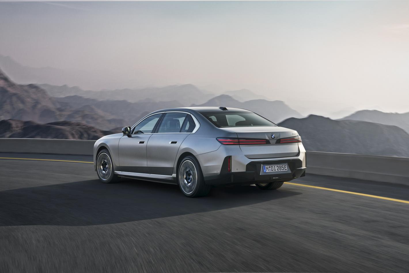 BMW представи новия BMW 7 Series: Седанът получава гигантски "ноздри"