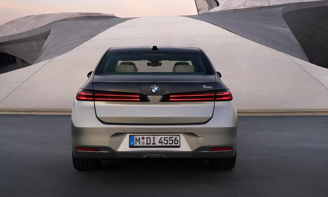 BMW представи новия BMW 7 Series: Седанът получава гигантски "ноздри"