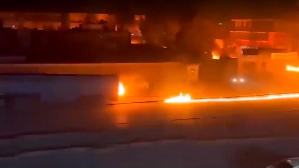 Подборка от зрелищни кадри: Шофьор герой спаси хората като отклони горяща цистерна