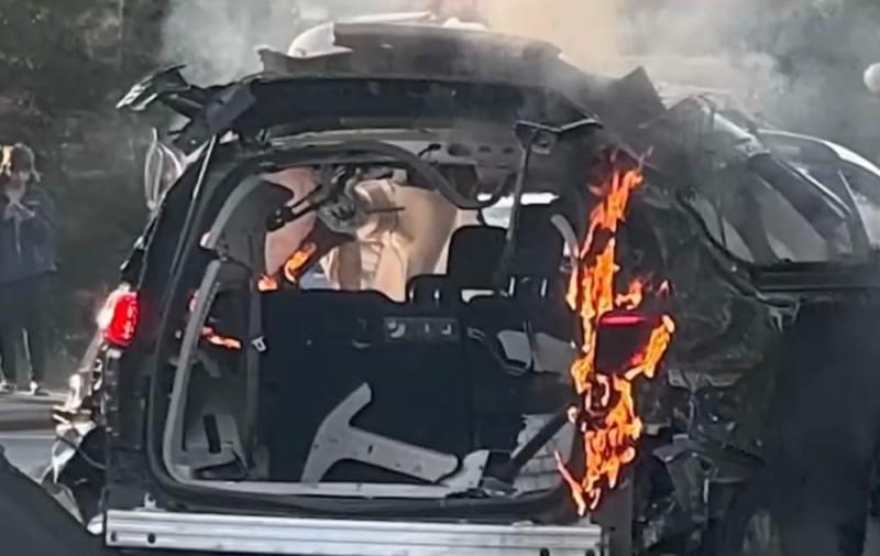 Автомобил се взриви след запалена цигара от жена