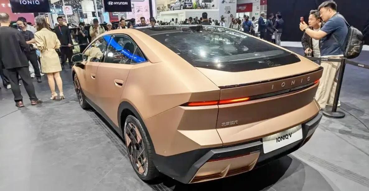 Hyundai показа голям електрически седан с интересен дизайн Снимки