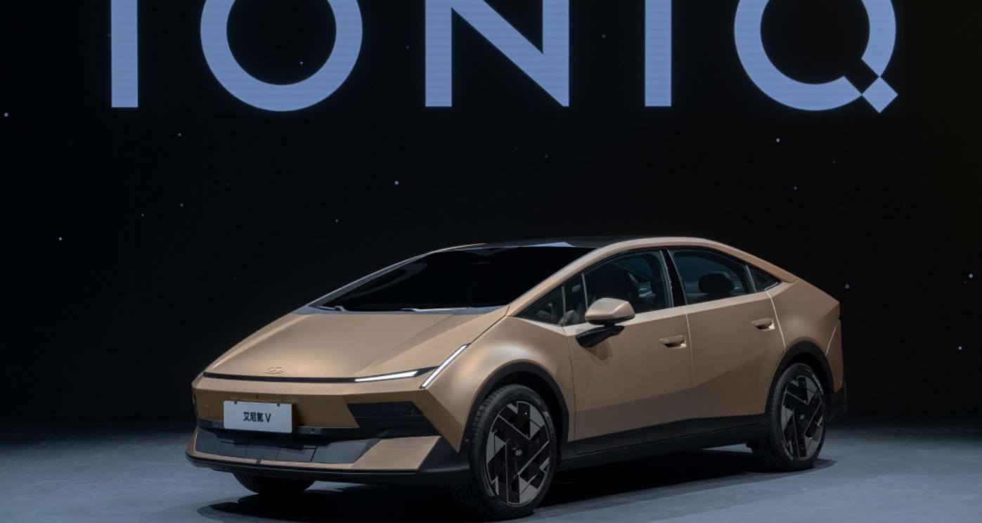Hyundai показа голям електрически седан с интересен дизайн Снимки