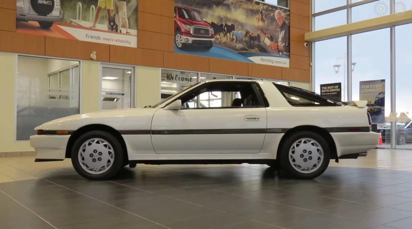 Капсула на времето от 80-те: Продава се Toyota Supra Turbo с малък пробег