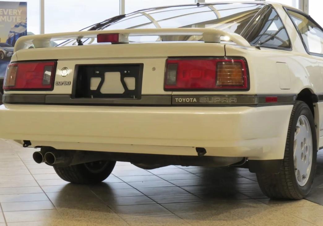 Капсула на времето от 80-те: Продава се Toyota Supra Turbo с малък пробег