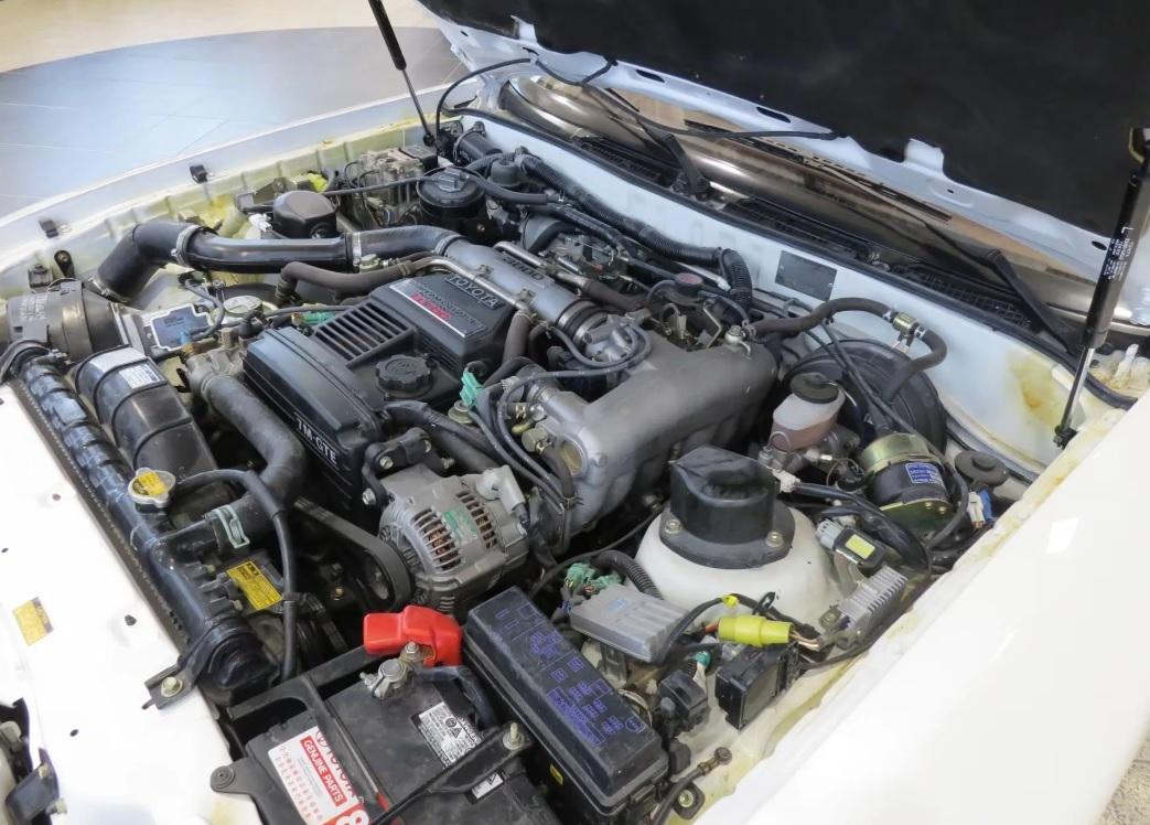 Капсула на времето от 80-те: Продава се Toyota Supra Turbo с малък пробег