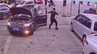 Подборка от зрелищни кадри: Разсеян работник в автосервиз успя да повреди три коли