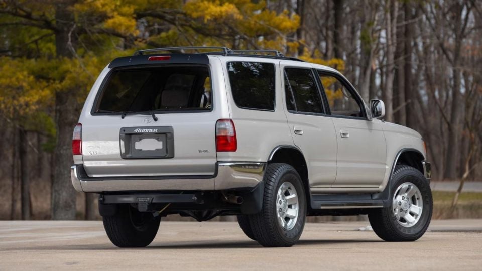 Гост от 90-те: Откриха 30-годишен всъдеход Toyota, като нов е