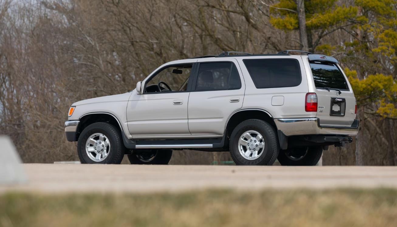 Гост от 90-те: Откриха 30-годишен всъдеход Toyota, като нов е