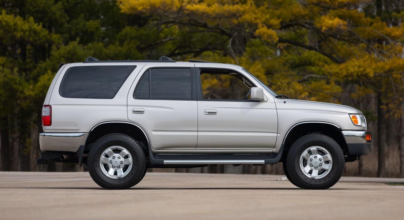 Гост от 90-те: Откриха 30-годишен всъдеход Toyota, като нов е