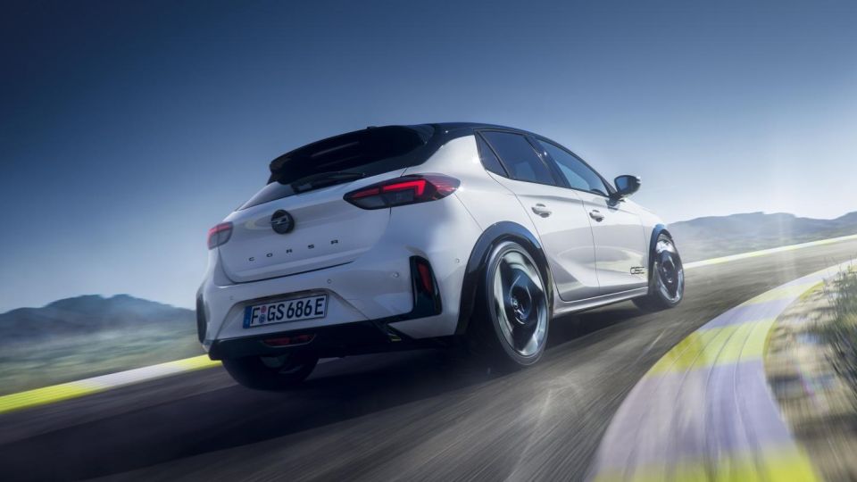 Малка ракета: Opel показа по-бърз конкурент на Mini Cooper Снимки