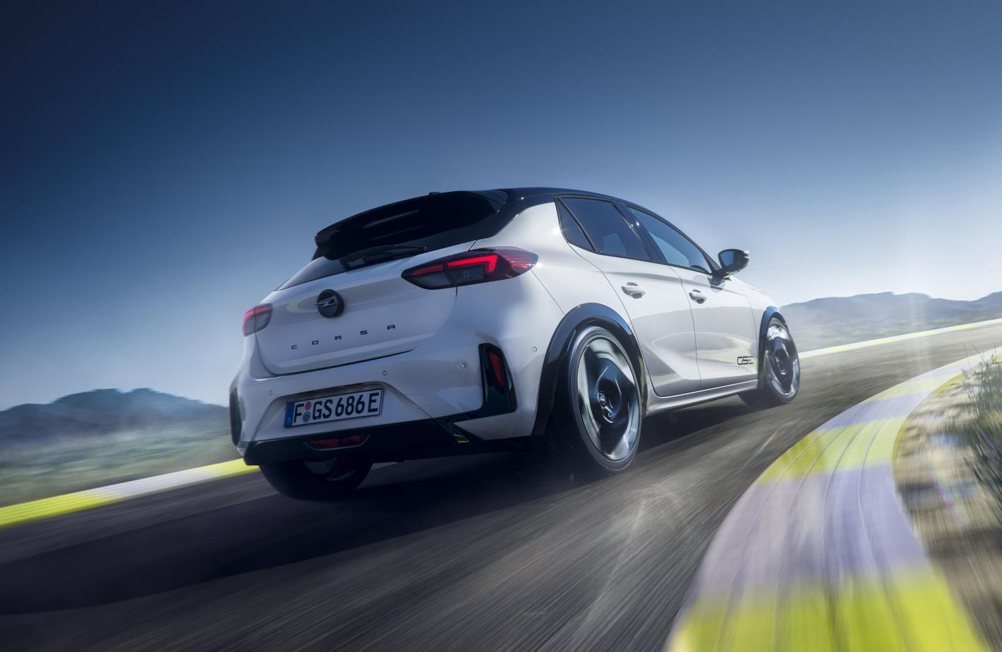 Малка ракета: Opel показа по-бърз конкурент на Mini Cooper Снимки
