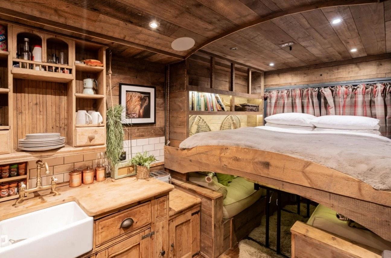Уникален дървен кемпер Iveco с джакузи се предлага на цената на кeнче бира