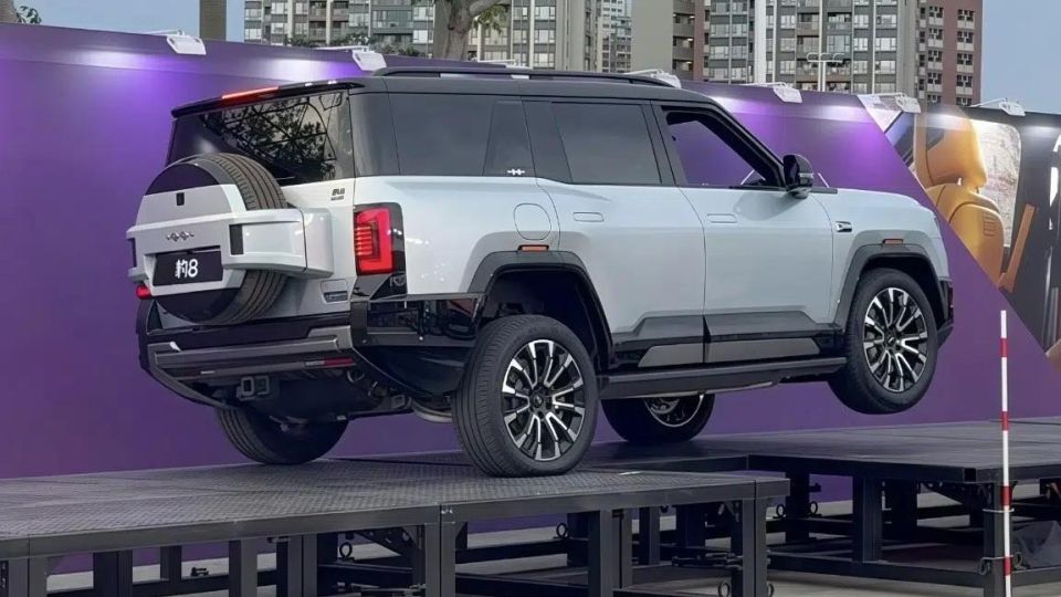 Нов автомобил може да се движи на три колела и не се нуждае от крик