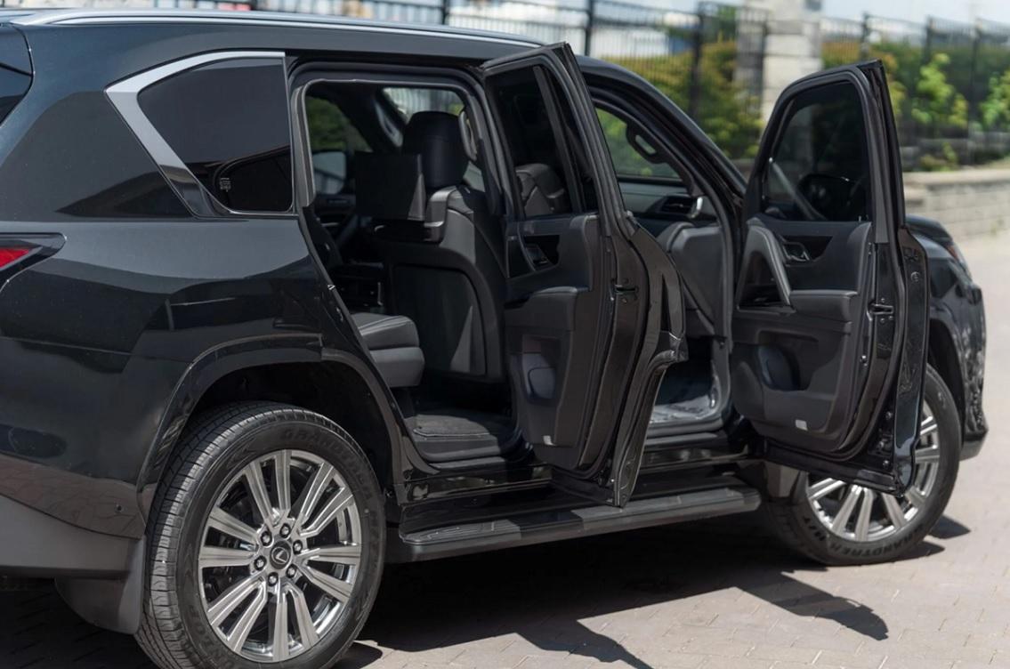 Какво представлява новият Lexus LX 700, който не се страхува от куршуми и гранати