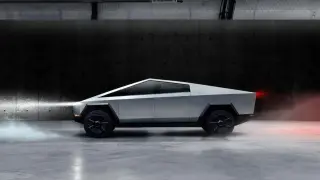Мъж реши да пробва как Tesla Cybertruck плава по вода