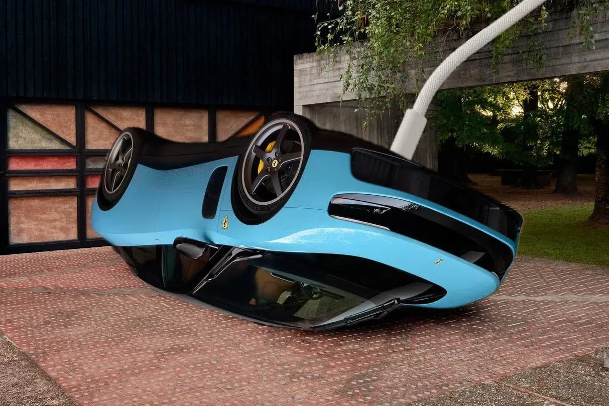 Всички не харесват Ferrari Luce: Мемета взривиха мрежата