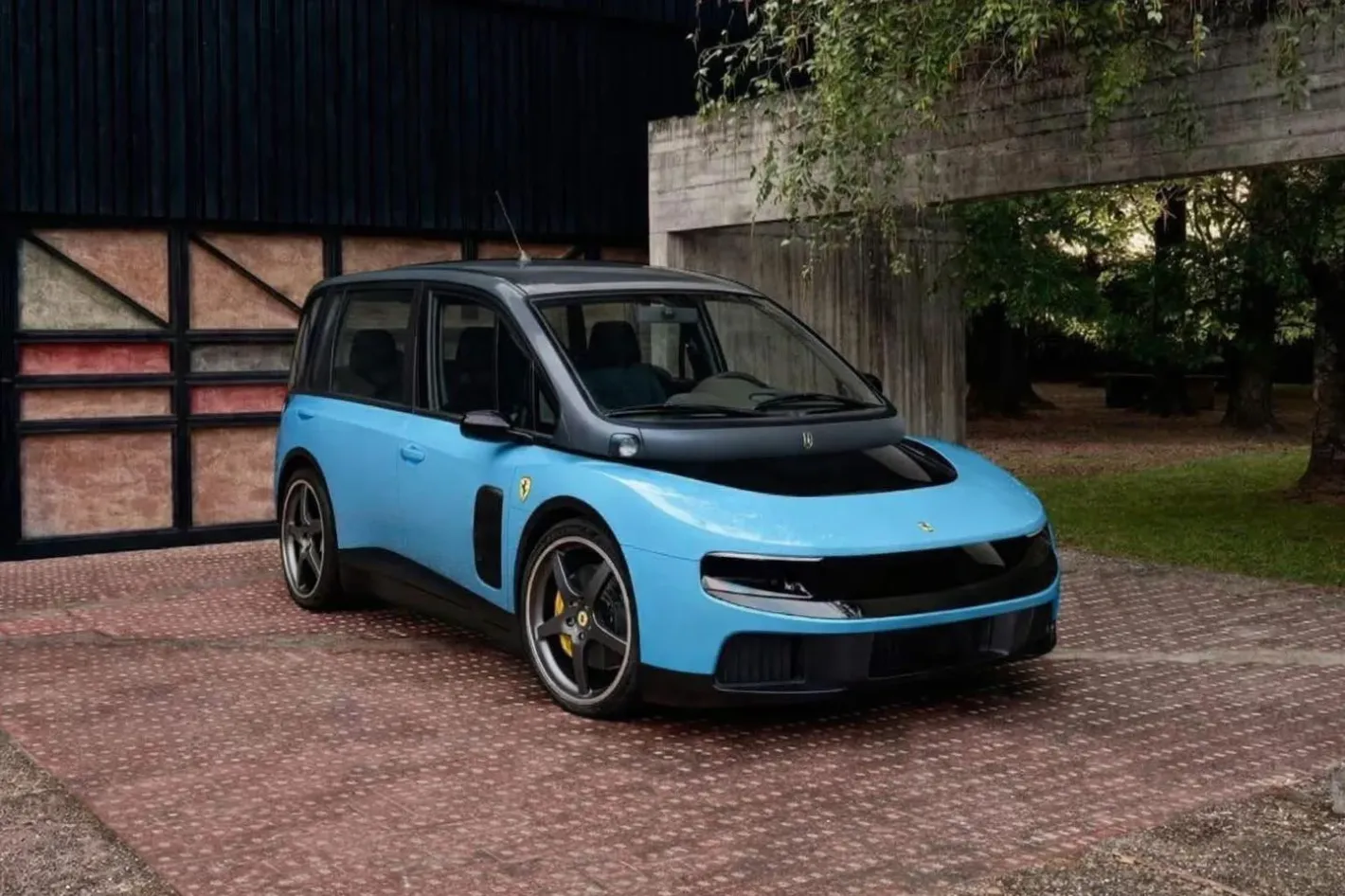Всички не харесват Ferrari Luce: Мемета взривиха мрежата
