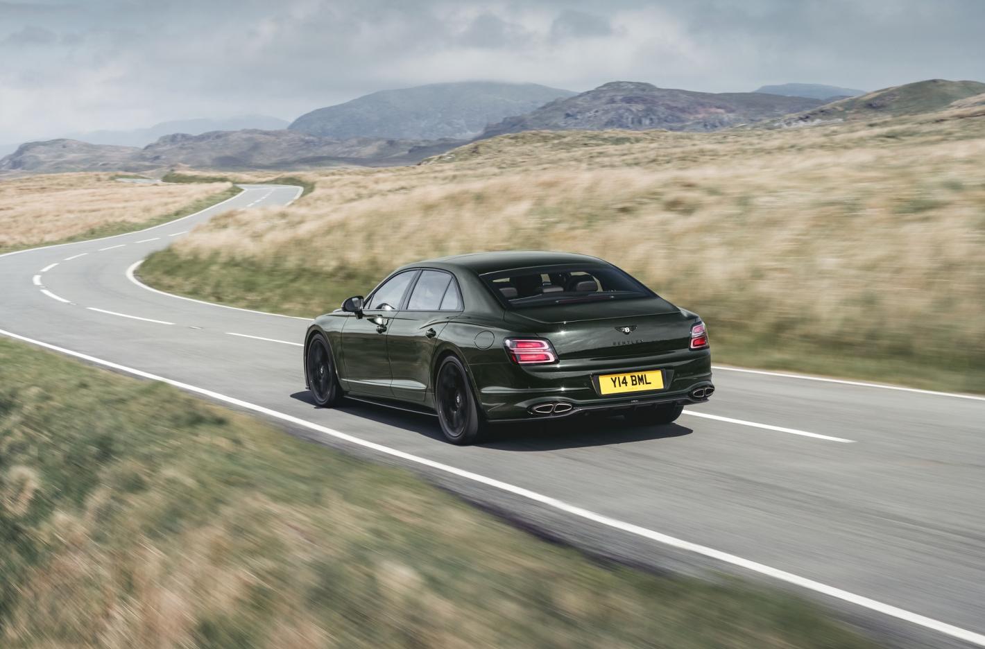 Свеж дизайн и 780 конски сили: Представиха новия флагман на Bentley