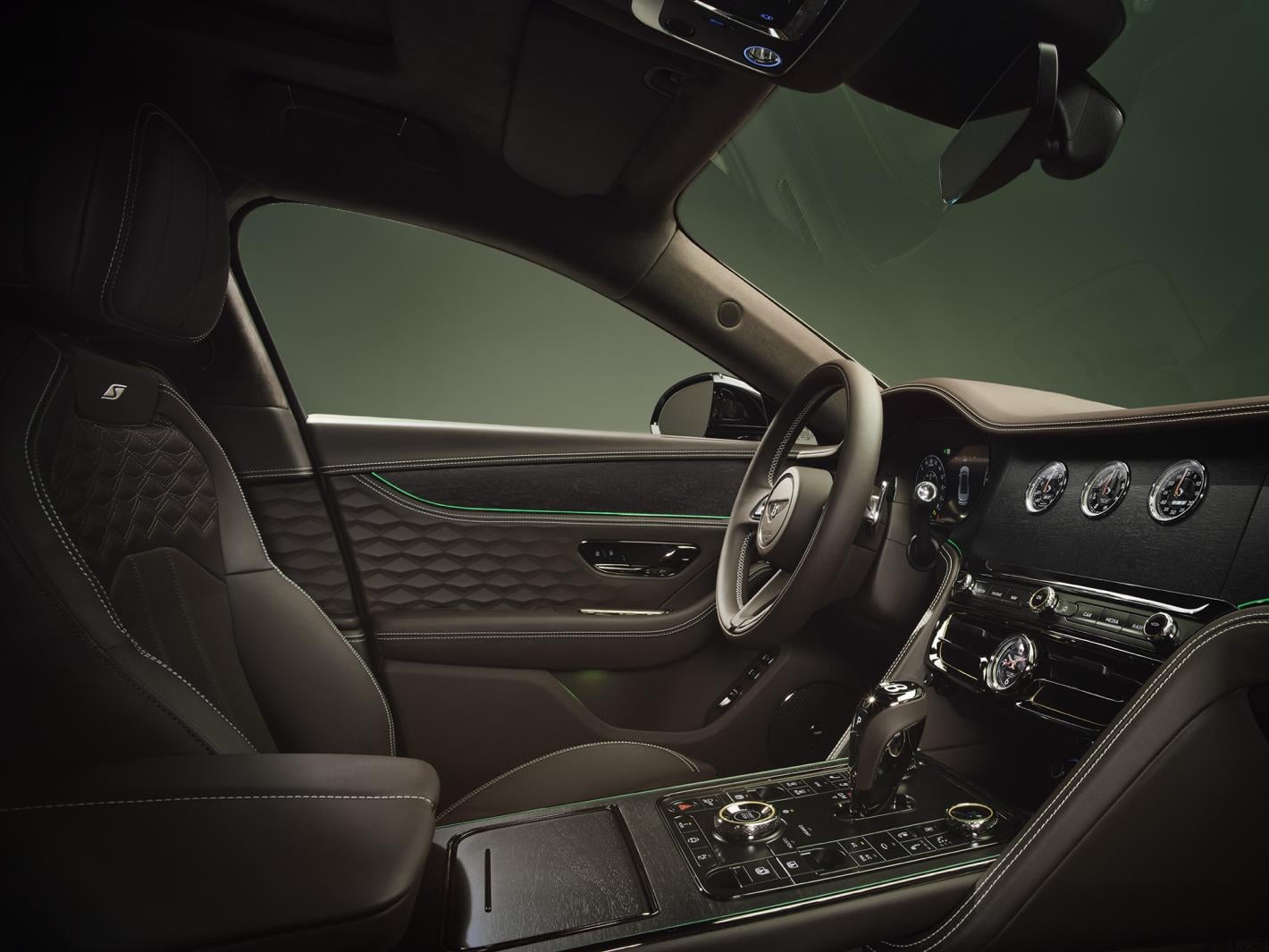 Свеж дизайн и 780 конски сили: Представиха новия флагман на Bentley