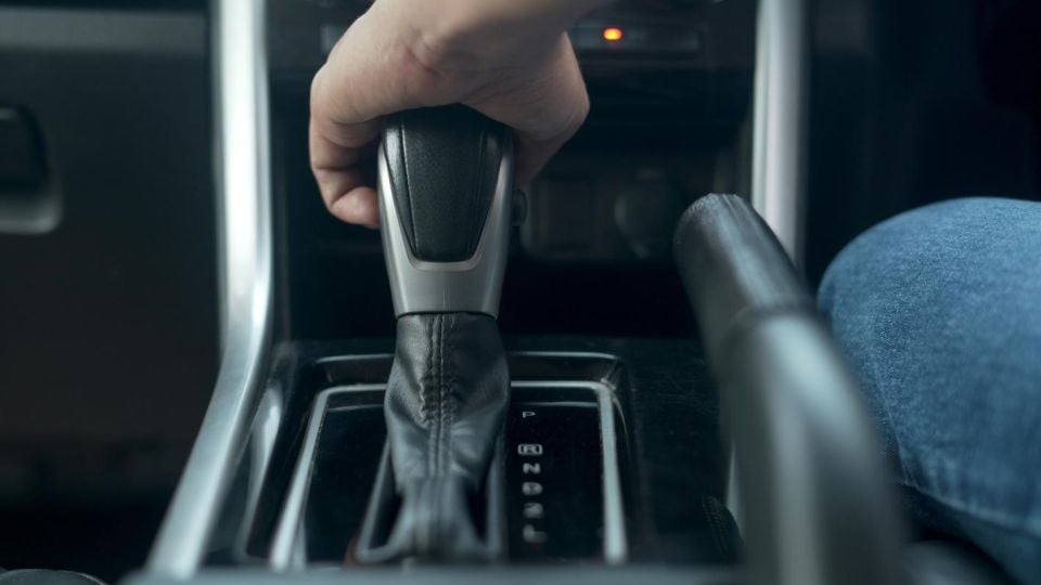 Какво трябва да спрете да правите, ако карате кола с автоматична скоростна кутия
