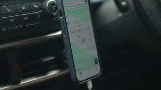 Зреждането на телефона в колата с включена навигация е лоша идея