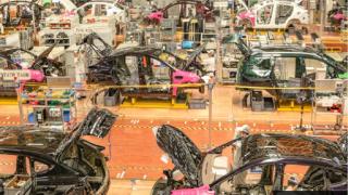 Автомобилният пазар в Китай удари спирачки: Продажбите рухнаха с 22%