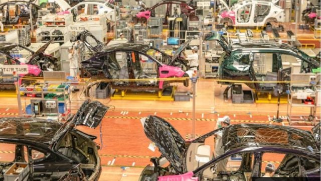 Автомобилният пазар в Китай удари спирачки: Продажбите рухнаха с 22%