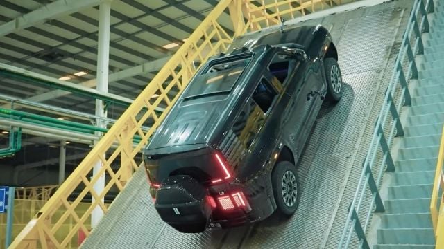 Китайски SUV преминава през „невъзможно“ трасе с препятствия