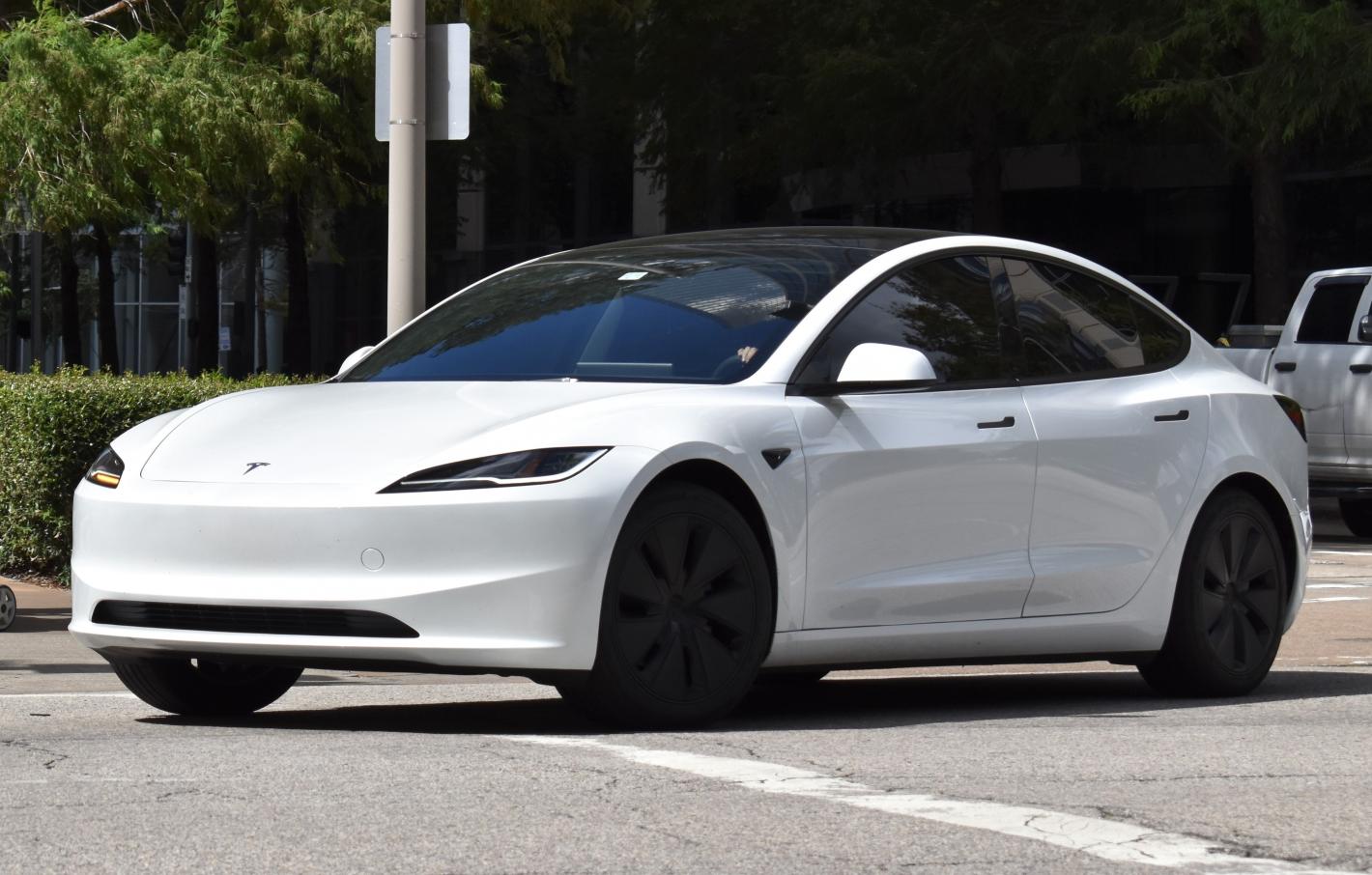 Tesla Model 3 втора ръка: С колко падна цената и какво получавате днес