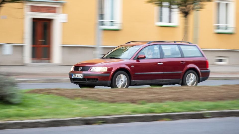 28-годишен Passat доказа защо е жива легенда: Измина 2400 км с един резервоар