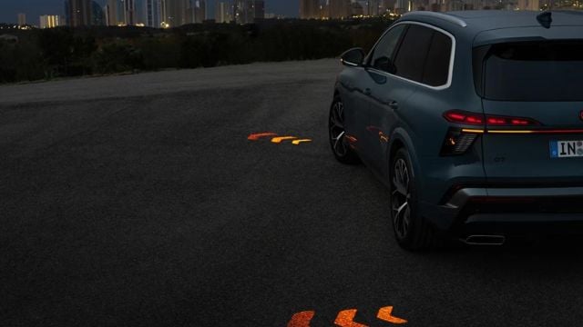Пробив на Audi: Как работят първите в света проекционни мигачи на новия Q7