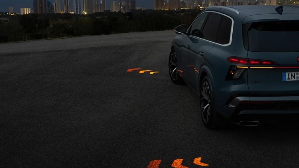 Пробив на Audi: Как работят първите в света проекционни мигачи на новия Q7