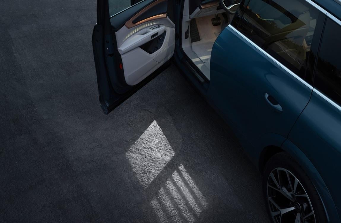 Пробив на Audi: Как работят първите в света проекционни мигачи на новия Q7