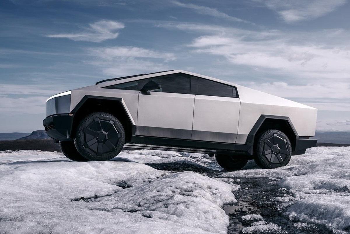 Американец си купи нов Tesla Cybertruck, но го върна в същия ден