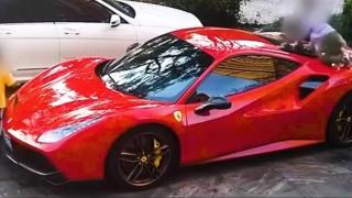 Използвана като пързалка: Деца повредиха суперкола Ferrari за половин милион долара