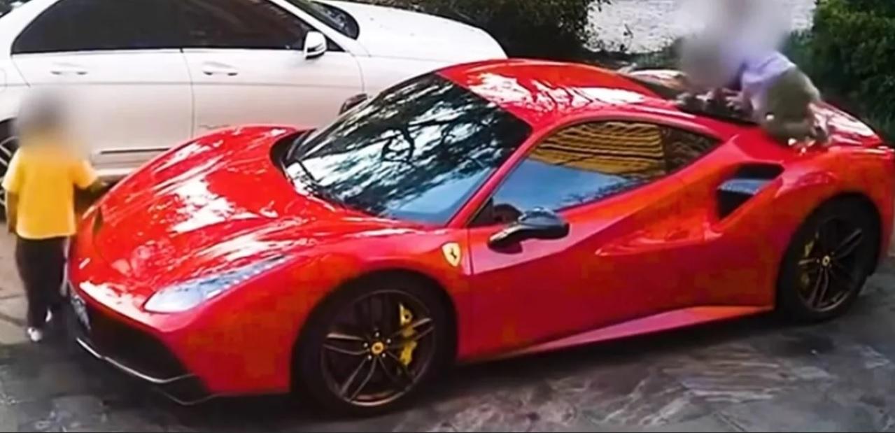 Използвана като пързалка: Деца повредиха суперкола Ferrari за половин милион долара