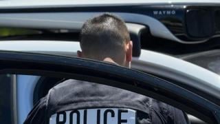 Автономно такси заключи хулиганстващи младежи в купето и повика полиция