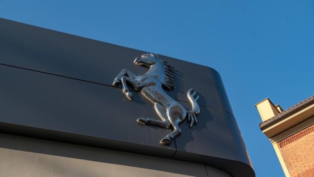 Ferrari праща първата си електрическа суперкола директно на търг