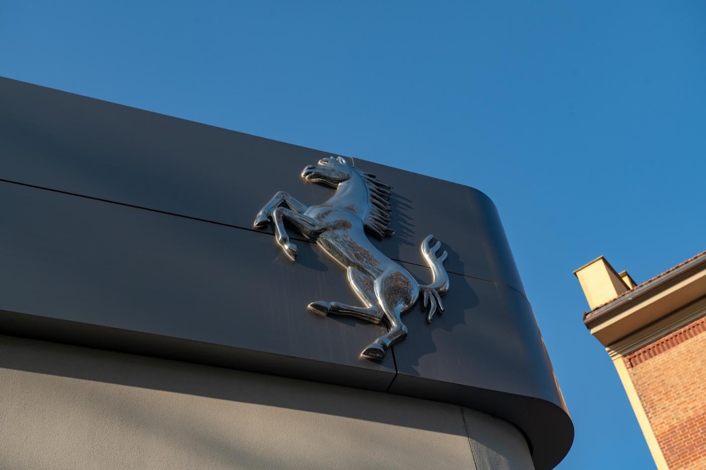 Ferrari праща първата си електрическа суперкола директно на търг