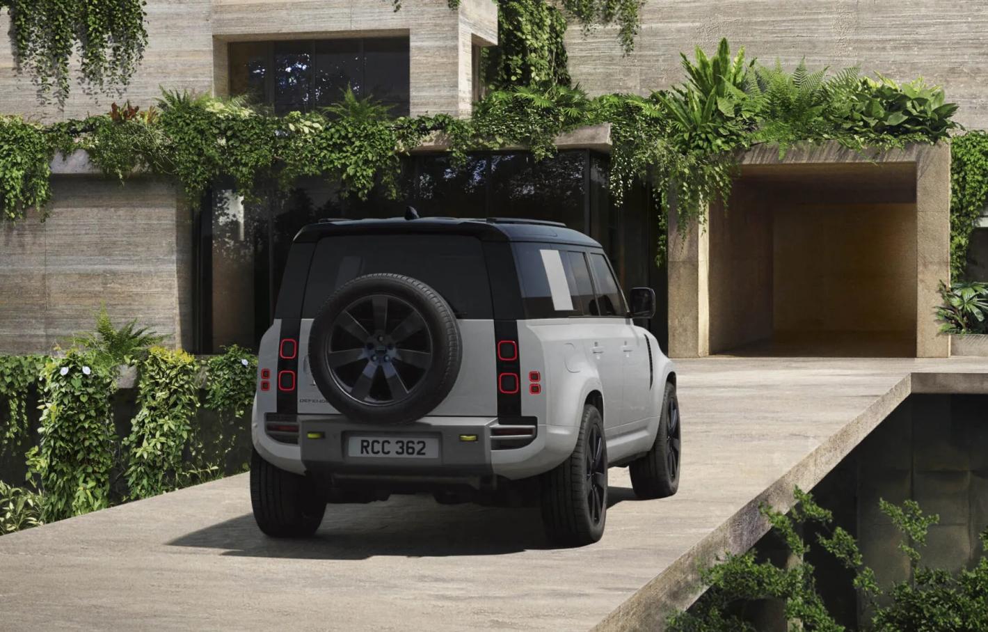 Land Rover представи новия Defender: как се е променил култовият всъдеход
