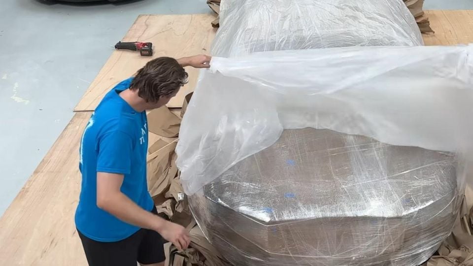 Мъж поръча Bugatti  от Китай: Разопаков ги и избухна в смях
