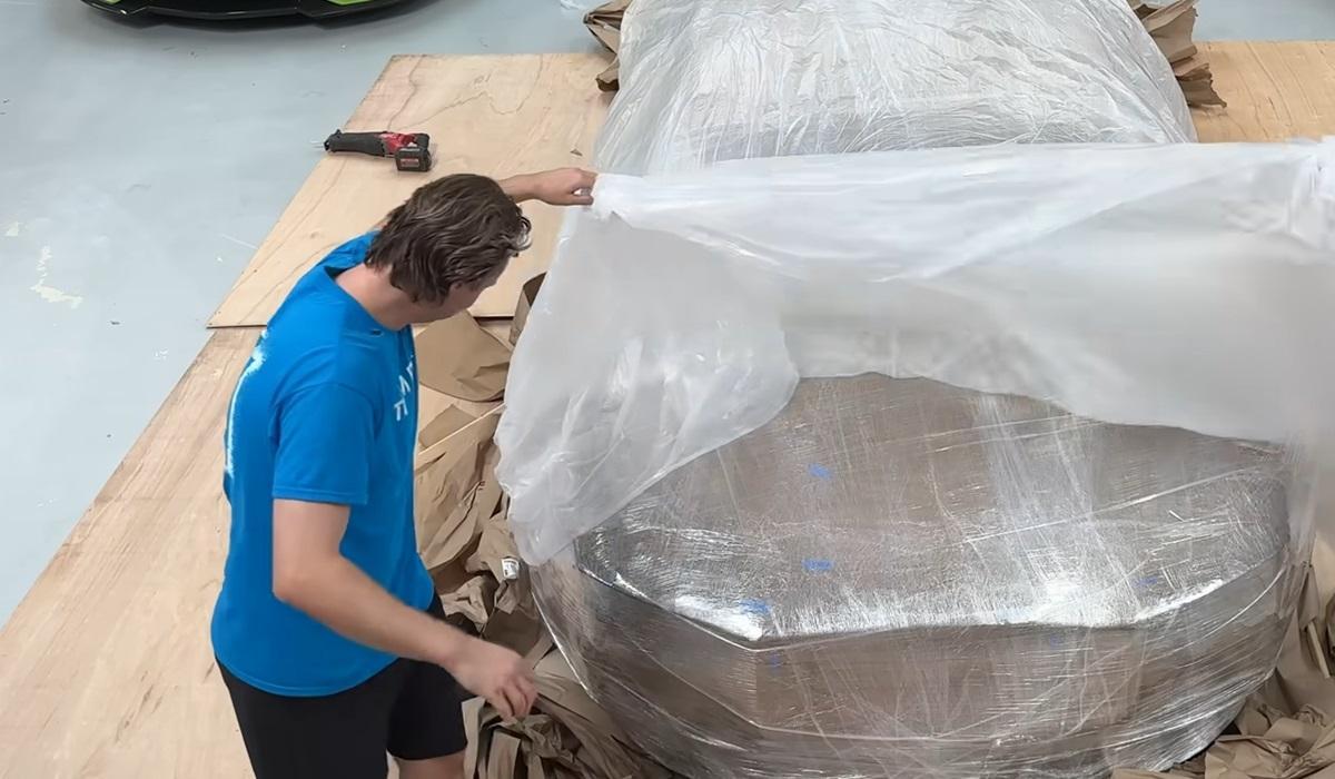 Мъж поръча Bugatti  от Китай: Разопаков ги и избухна в смях
